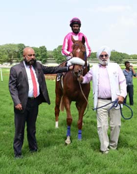 Falcon Fury (Varun up) winner of the TAPATHI PLATE, being led in by trainer Pratap Kamath M on Thursday racecs at Mysore.